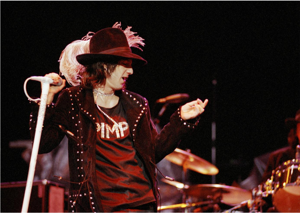 Chris Robinson on the Black Crowes performs on stage in 1999.