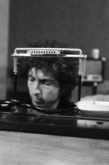 Bob Dylan playign piano. 1975